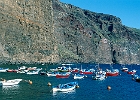 La Gomera, Hafen von Vueltas, tolle Lage unter kühn abstürzenden hohen Felswänden. : Fischerboote, Boote, Felswand